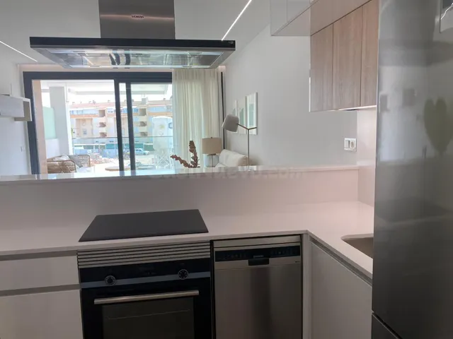 Apartamento de dos dormitorios en primera línea de playa en  - foto 2