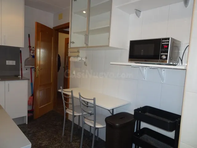 Piso de 3 habitaciones con 2 balcones e inquilino solvente e - foto 4