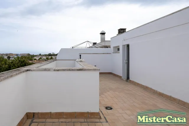 EXCLUSIVA. Zona norte. Ático Dúplex VPO. Terraza-solarium de 52m2. 4 dormitorios, 2 baños. Garaje. — 37