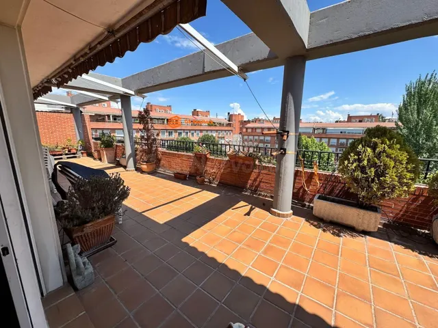 ESPECTACULAR ÁTICO CON GRAN TERRAZA, PISCINA, GARAJE Y TRAST - foto 2