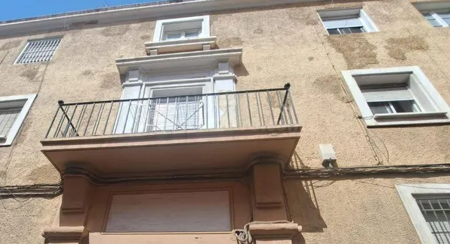 SE VENDE piso OKUPA en C Sales de Almería - foto 3
