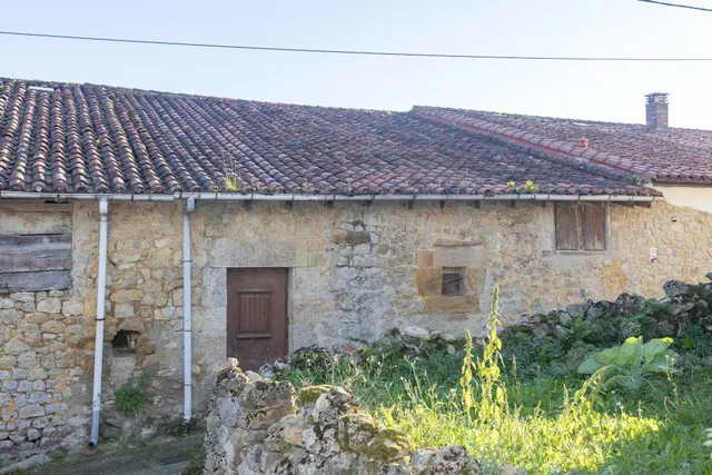 Casona montañesa y cuadra de piedra — 35