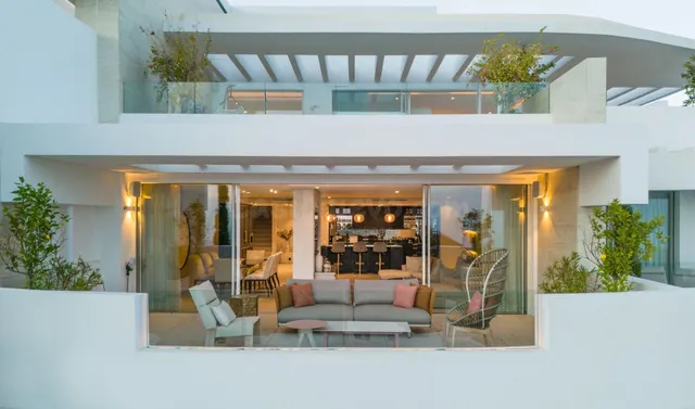 Ático tríplex de 3 dormitorios y 3 baños con vistas al mar y
