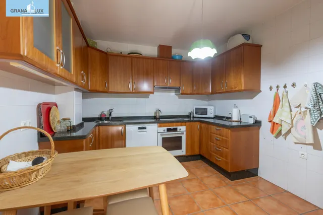 Chalet pareado con piscina, jardín y bonitas vistas a Granada en La Zubia — 19