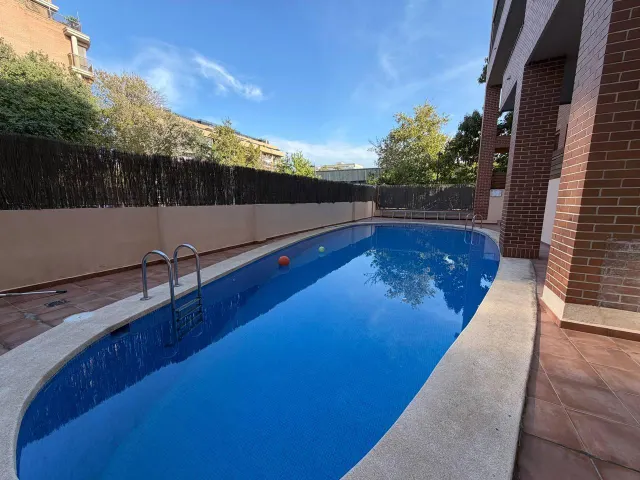 AMPLIO PISO DE 3 DORMITORIOS CON GRAN BALCÓN, GARAJE Y PISCINA EN SANT PAU — 19