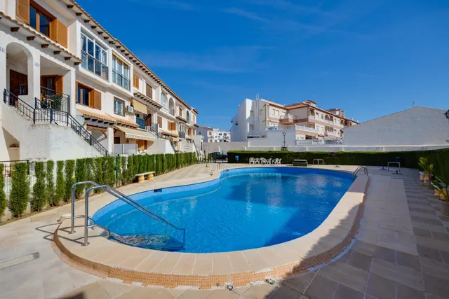 Bungalow de 3 dormitorios con piscina comunitaria en la playa de Los Locos — 40