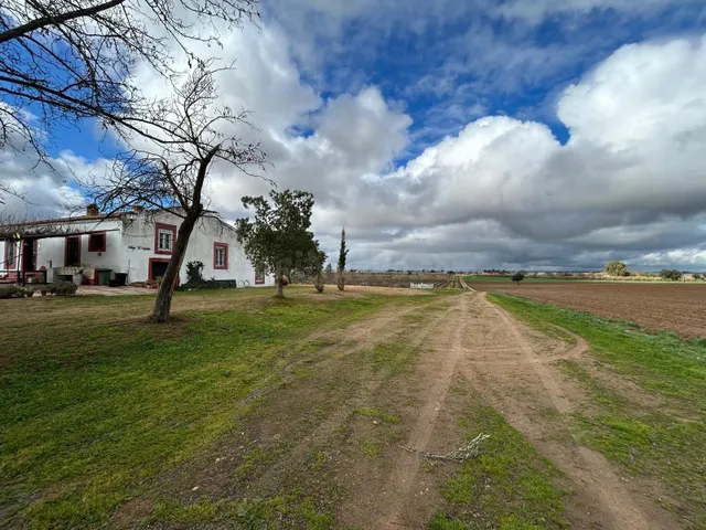 FINCA DE 22 HECTAREAS CON CASERIO Y PISCINA!!!