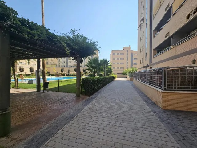 Piso de 121 m2 con dos grandes terrazas, piscina, garaje y trastero en avenida de la ilustración — 43