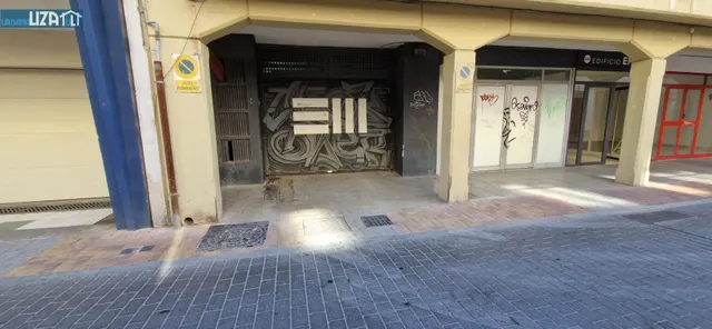 Amplio Piso en Primera Línea de Playa de Levante con Potencial — 4