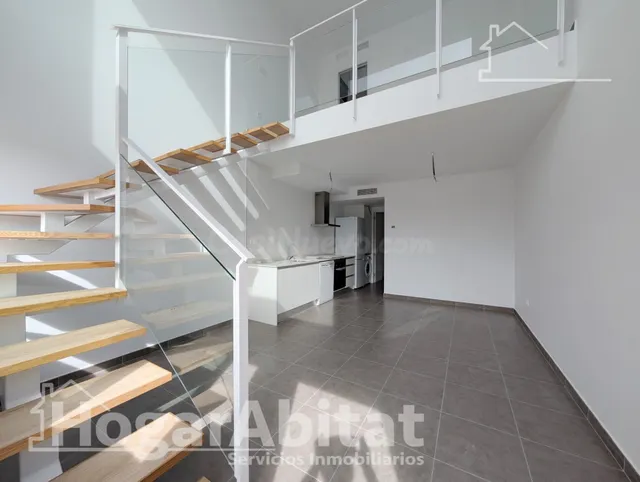 Estrena estilo de vida en este moderno adosado con gran porche, terraza, patio y piscina comunitaria — 3