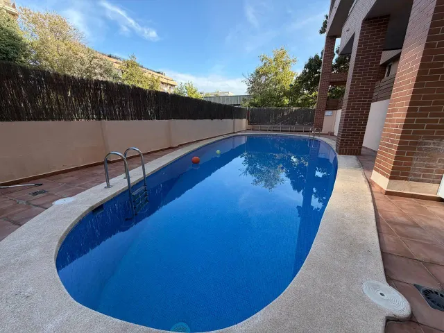 AMPLIO PISO DE 3 DORMITORIOS CON GRAN BALCÓN, GARAJE Y PISCINA EN SANT PAU — 18