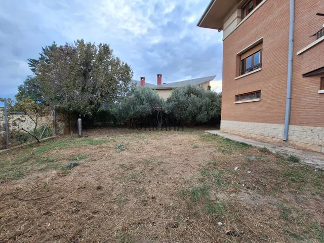 Chalet en Corella con jardín — 15