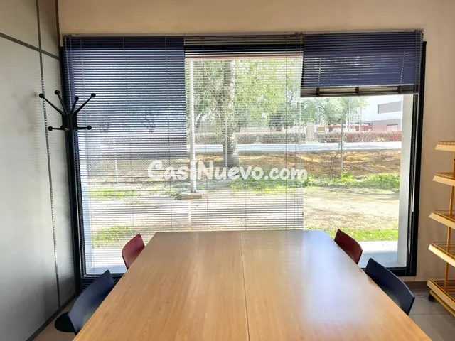 Oficinas en subarrriendo – 65 m2 con luz natural y despachos - foto 3