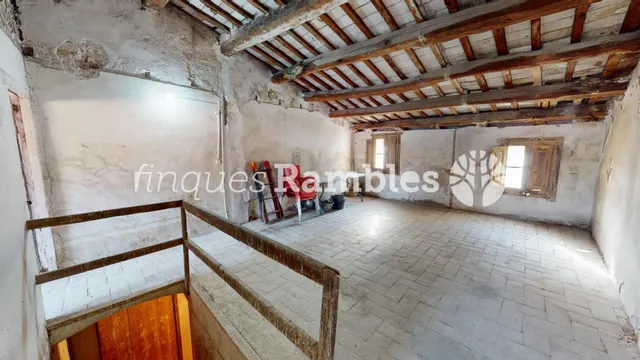 Casa de poble al centre de La Pobla de Claramunt amb molt potencial — 31