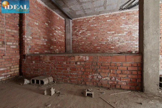 A5981J6. Local calle principal de Armilla,buena fachada .Se vende sin arreglar. — 8
