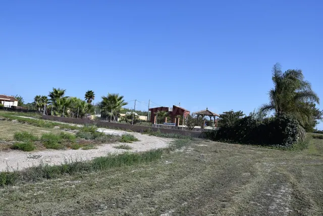 Parcela de 80 tahullas con casa de aperos y piscina en Catra - foto 3