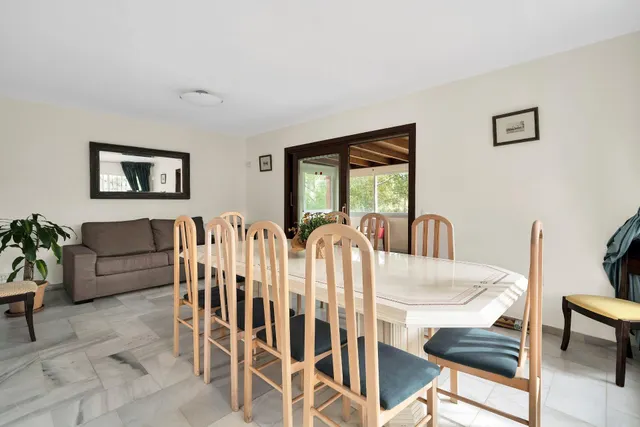Alquiler larga temporada - Villa Privada con Piscina y Amplio Jardín en Cerrado de Elviria, Marbella — 16