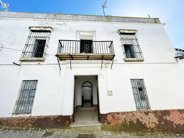 Gran casa con 17 habitaciones y amplio patio en pleno centro
