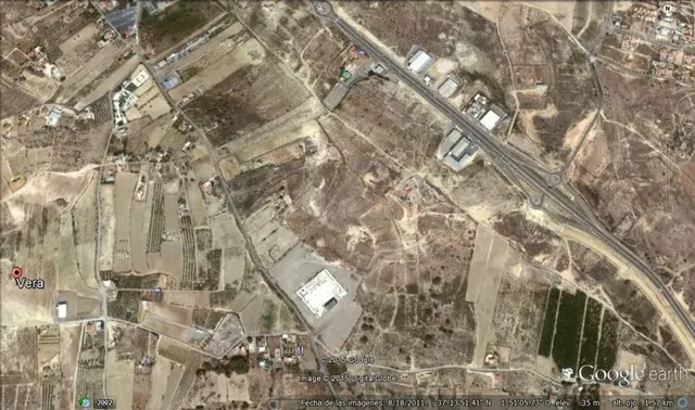 Parcela de terreno asfaltada con construcción, vista desde c - foto 5