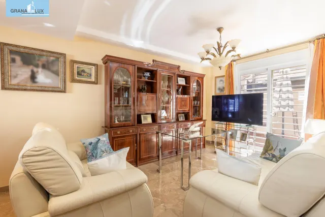 ¡EXCLUSIVA VIVIENDA UNIFAMILIAR CON PATIO PRIVADO EN ARMILLA - foto 2