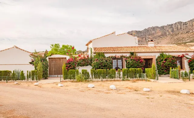 Casa de Campo Reformada en Villanueva de la Concepción: Paz, Elegancia y Vistas Únicas — 2