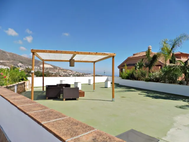 Chalet de 3 dormitorios con 2221m2 de parcela y vistas panorámicas — 4