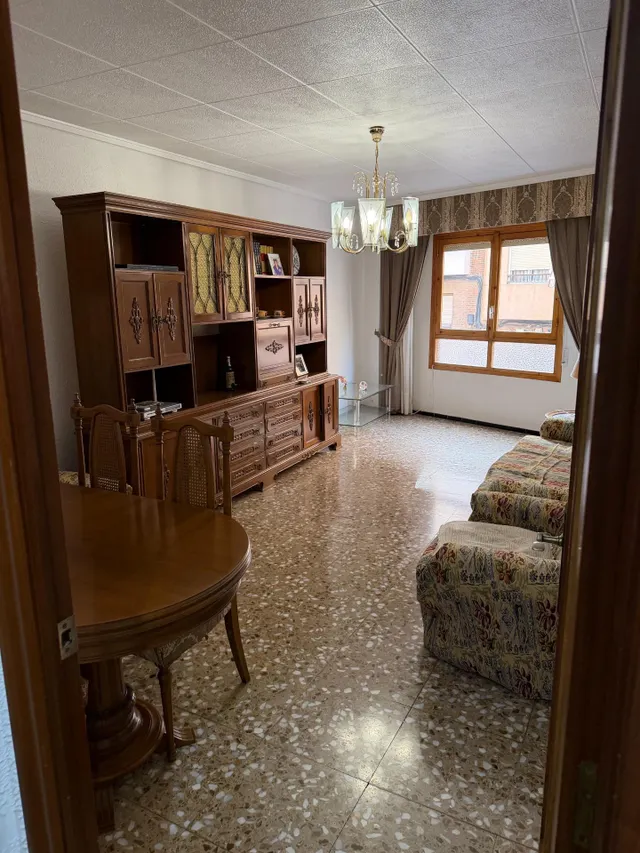 Piso con ascensor, 4 dormitorios, 2 baños, cocina 19 m2 con patio pisable, salon comedor, tres piezas a la calle. — 38