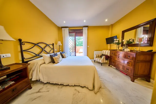 AMPLIA CASA DE 5 DORMITORIOS CON GARAJE, GRANDES TERRAZAS Y VISTAS AL CAMPO DE GOLF EN PLAYA GRANADA — 13