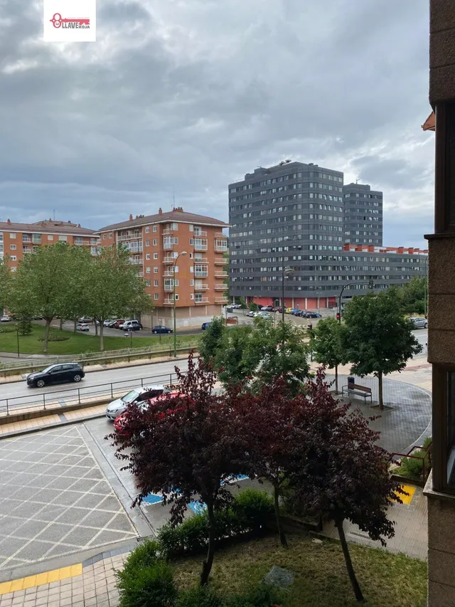 En Burgos C/ Alfareros. Se alquila precioso piso de cuatro habt, baño, aseo, garaje. — 28