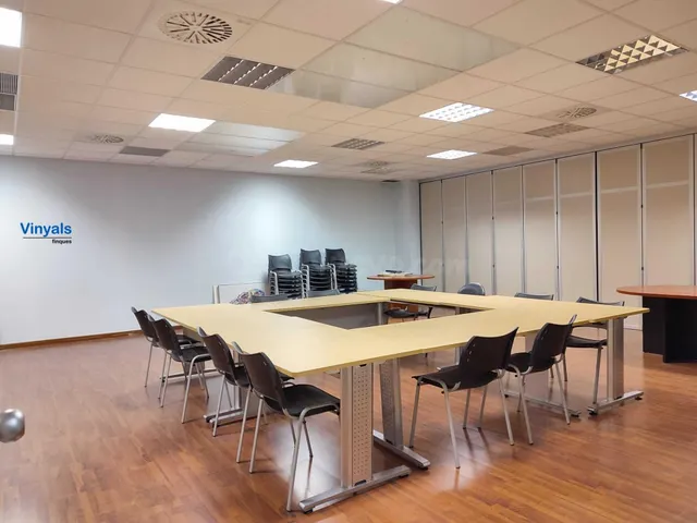 Planta baja con oficinas y patios! - foto 2