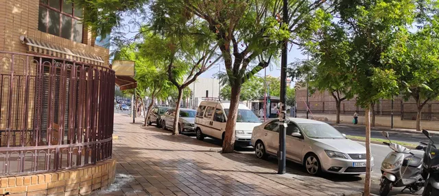 SE VENDE LOCAL ENTREPLANTA EN MUY BUENA ZONA CON TODOS LOS SERVICIOS A MANO — 3