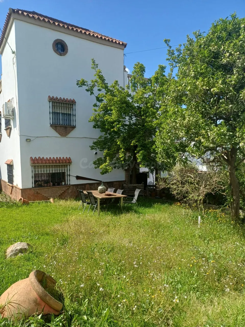 Acogedor Chalet en Algeciras con Piscina y Amplio Jardín
