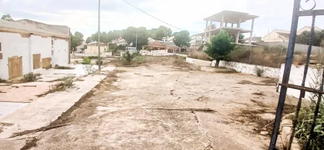 SE ALQUILA PARCELA VALLADA A DOS CALLES DE 3600 MTS2 CON NAV - foto 5