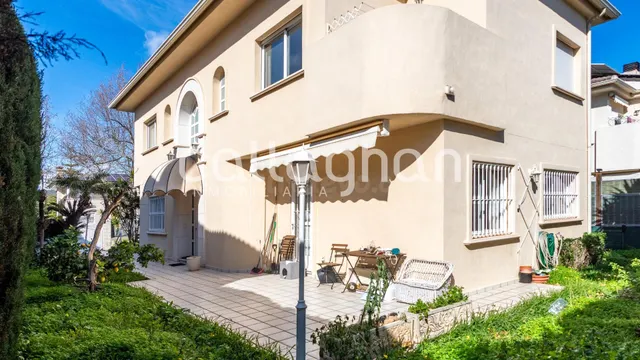 Chalet de lujo en Park Nord: 300 m2 de elegancia, jardín y t - foto 2