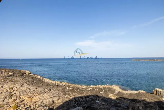 Exclusivo apartamento en primerísima línea de mar con licenc