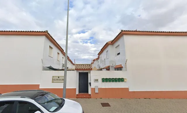 SE VENDE CASA ADOSADA OKUPADA en Calle Alheli Nº 1 Puerto Re