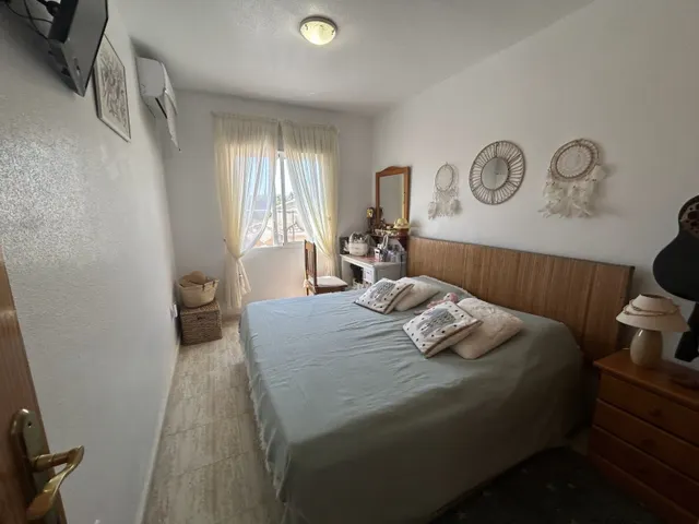 Apartamento esquinero luminoso y espacioso de dos plantas (aprox. 90 m2 - plantas 1 y 2) con gran terraza en la planta baja, 3 balcones (2 al sur y 1 al norte) y una gran piscina comunitaria. — 42