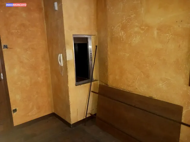 Se vende céntrico hostal-mesón — 18