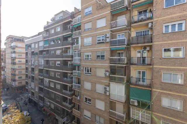 Piso en venta en pleno centro de Granada – Planta alta, garaje y gran potencial de reforma — 34