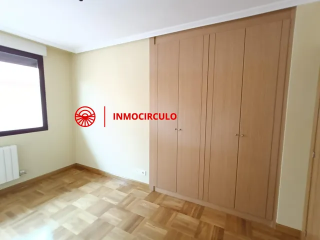 Exclusivo Chalet Pareado Junto al HUBU: Tu Oasis Urbano en Burgos — 20