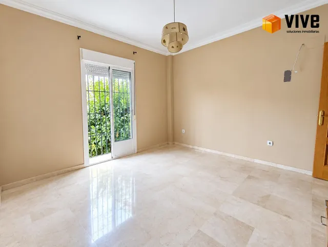 Casa adosada de dos plantas en La Rinconada: espacio, luz y comodidad para tu familia — 7