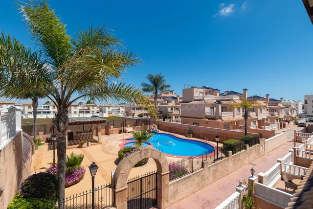 Adosado con 2 dormitorios y 2 baños, con piscinas comunitari - foto 4