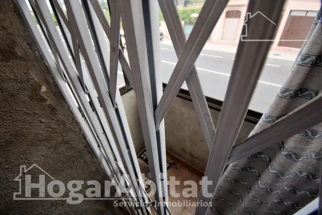 ESPACIOSA CASA CON LOCAL COMERCIAL, DOS TERRAZAS Y BALCÓN — 44