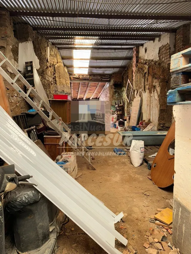 GARAJE en Villanueva del Rey, tiene agua luz y cometidas - foto 2