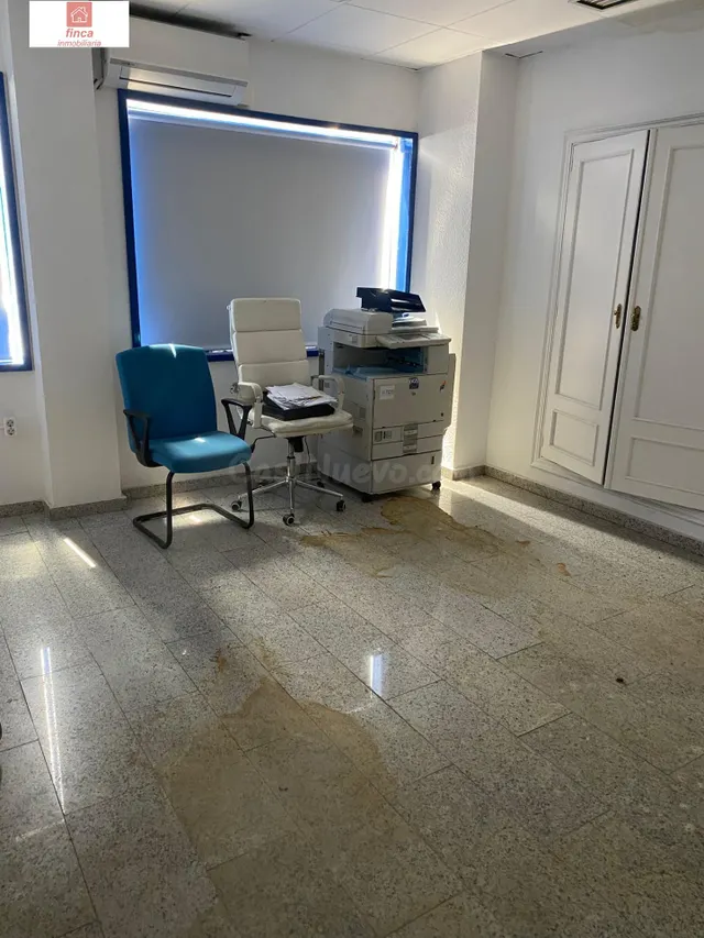 VENTA EN BADAJOZ, ZONA VALDEPASILLAS, LOCAL COMERCIAL PLANTA - foto 4