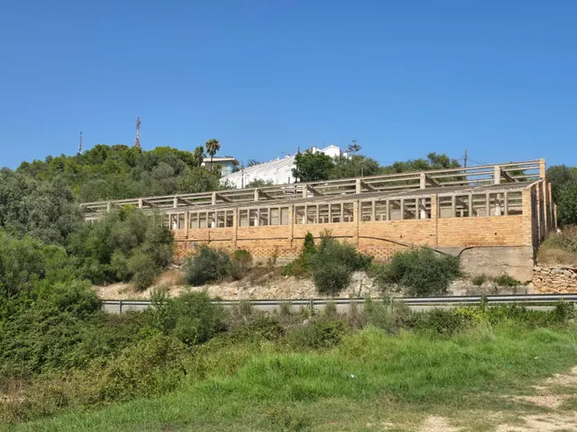 PARCELA DE 2.000 m2 CON EDIFICACIÓN DE 900 m2