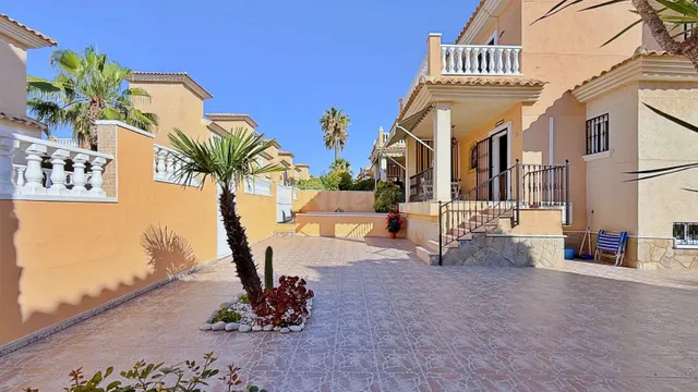 VILLA DE 4 DORMITORIOS 2 BAÑOS EN ORIHUELA COSTA (ROYAL PARK) — 9