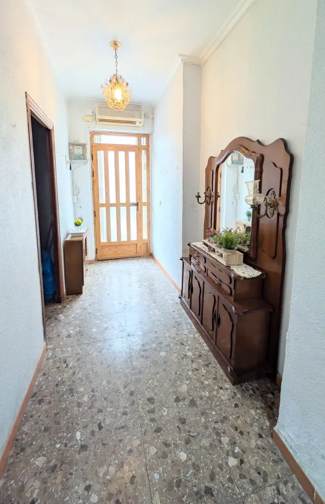 ¡Oportunidad única en la zona de Plaza de Barcelona!. Planta baja con entrada independiente y gran patio pisable. — 20