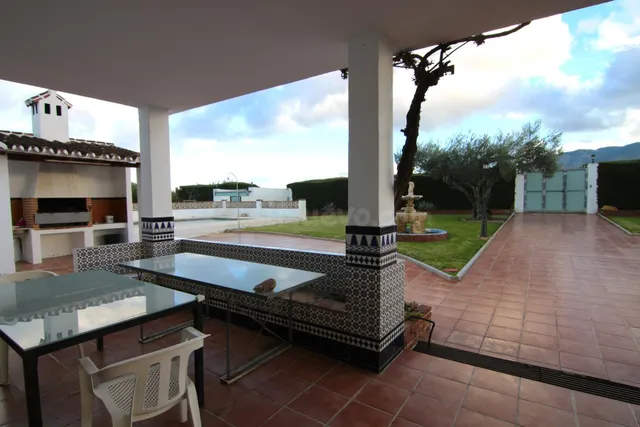 VILLA EN PIEGALLINA CON NAVE Y ALMACENES — 4