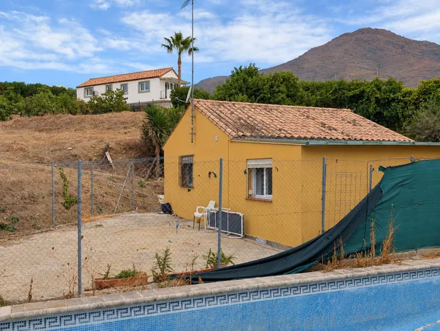 Finca con dos viviendas, piscina y vistas panorámicas en Estepona — 30